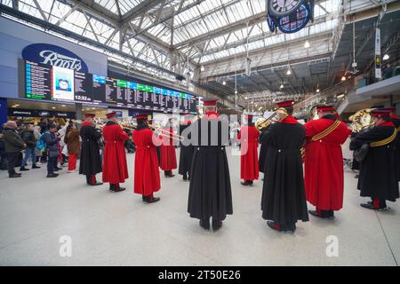 London, Großbritannien. 2. November 2023. Die Band der Grenadier-Garde der Haushaltsabteilung tritt auf der Waterloo Station als Teil des Mohnappells der Royal British Legion auf, bevor das Vereinigte Königreich den Gedenktag beobachtet, um an den Briitish and Commonwealth Militär aus früheren Konflikten Credit amer ghazzal/Alamy Live News zu erinnern Stockfoto