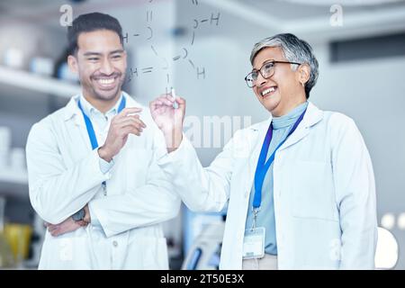 Wissenschaft, Happy und Wissenschaftler, die in Zusammenarbeit für chemische Innovationen an Bord planen. Pharmazeutische, medizinische und wissenschaftliche Forscher arbeiten Stockfoto