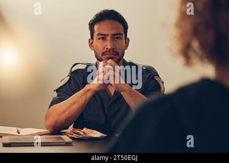 Polizei, Ermittlungen und Mann, der Frau zur Anzeige, Vernehmung oder Verhaftung zuhört. Gesetz, Verbrechen und Bestechung, Detective auf der Station für Geld Stockfoto