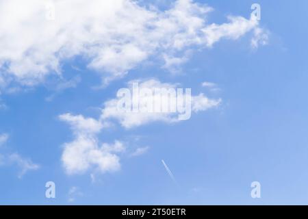 Weiße, luftige, wunderschöne Wolken an einem hellblauen Himmel. Klares, sonniges Wetter. Das Konzept der Umweltsicherheit und -Sauberkeit. Stockfoto