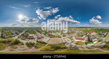 360 Grad Panorama Ansicht von Aus der Vogelperspektive 360 Panoramablick von großer Höhe auf Gebäude, Kirchen und den zentralen Platz der Provinzstadt in gleichrechteckiger, nahtlos kugelförmiger Pr