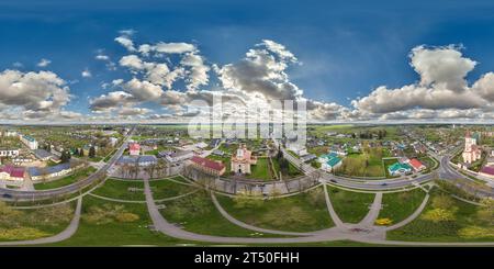 360 Grad Panorama Ansicht von Aus der Vogelperspektive 360 Panoramablick von großer Höhe auf Gebäude, Kirchen und den zentralen Platz der Provinzstadt in gleichrechteckiger, nahtlos kugelförmiger Pr