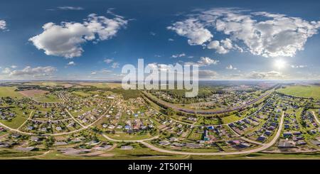 360 Grad Panorama Ansicht von hdri 360 Panoramablick über die Provinzstadt aus großer Höhe in gleicheckiger, nahtloser sphärischer Projektion. Kann verwendet werden wie SKY Ersatz f