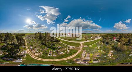 360 Grad Panorama Ansicht von hdri 360 Panoramablick über Friedhof zwischen Kiefernwald im Dorf aus großer Höhe in gleicheckiger, nahtloser sphärischer Projektion. Kann verwendet werden