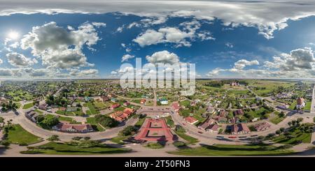 360 Grad Panorama Ansicht von hdri 360 Panoramablick aus großer Höhe auf Gebäude, Kirchen und Marktplatz der Provinzstadt in gleicheckiger, nahtloser Sphäre