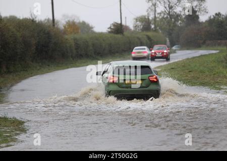 B6279, Summerhouse, Darlington, County Durham UK. November 2023. Wetter in Großbritannien. Der starke Regen, der durch den Sturm Ciarán verursacht wurde, hat auf vielen Straßen Nordenglands Überschwemmungen und schwierige Fahrbedingungen verursacht. Hier in Summerhouse bei Darlington war die Straße nur für größere Fahrzeuge geeignet. Quelle: David Forster/Alamy Live News Stockfoto