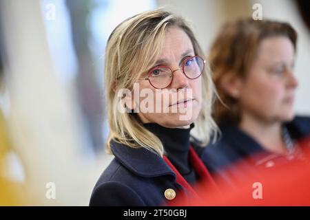 Agnes Pannier Runacher, französischer Minister für Energiewende, besuchte am 2. November 2023 Sain-Lo in Manche, Frankreich, um eine Bilanz mit den staatlichen Diensten zu ziehen und die Enedis-Teams zu mobilisieren, um die Macht in den vom Sturm Ciaran betroffenen Gebieten wiederherzustellen. Der Minister geht zum Standort Enedis, um die mobilisierten Teams zu begrüßen und zu sehen, welche Mittel zur Durchführung der Reparaturen eingesetzt werden. Die Durchfahrt des Sturms verursachte viele Schäden, nicht weniger als 125.000 Häuser ohne Strom, Bäume auf den Straßen lagen, Dächer zersprengten. Foto: Franck Castel/ABACAPRESS.COM Stockfoto