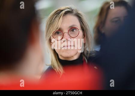 Agnes Pannier Runacher, französischer Minister für Energiewende, besuchte am 2. November 2023 Sain-Lo in Manche, Frankreich, um eine Bilanz mit den staatlichen Diensten zu ziehen und die Enedis-Teams zu mobilisieren, um die Macht in den vom Sturm Ciaran betroffenen Gebieten wiederherzustellen. Der Minister geht zum Standort Enedis, um die mobilisierten Teams zu begrüßen und zu sehen, welche Mittel zur Durchführung der Reparaturen eingesetzt werden. Die Durchfahrt des Sturms verursachte viele Schäden, nicht weniger als 125.000 Häuser ohne Strom, Bäume auf den Straßen lagen, Dächer zersprengten. Foto: Franck Castel/ABACAPRESS.COM Stockfoto