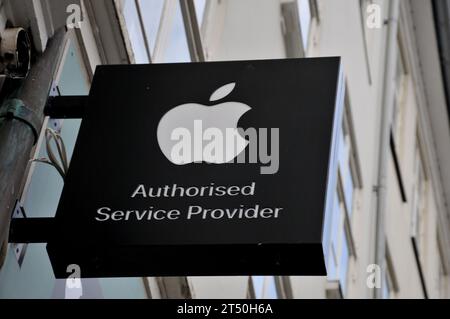 Kopenhagen, Dänemark /02. November 2023/.Apple autorisierter Service Provider Store in der dänischen Hauptstadt. (Photo.Francis Joseph Dean/Dean Pictures) Stockfoto