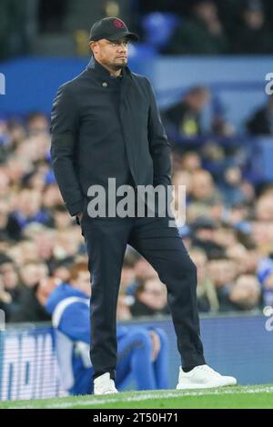 Liverpool, Großbritannien. November 2023. Burnley Manager Vincent Kompany während des Spiels der 4. Runde des Everton FC gegen Burnley FC, Carabao Cup im Goodison Park, Liverpool, England, Großbritannien am 1. November 2023 Credit: Every Second Media/Alamy Live News Stockfoto