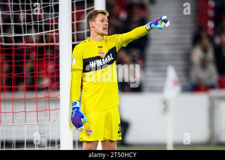 Stuttgart, Deutschland. 31. Oktober 2023. Fußball: DFB Cup, VfB Stuttgart - 1. FC Union Berlin, 2. Runde, MHPArena. Stuttgarter Torhüter Alexander Nübel Gesten. Hinweis: Tom Weller/dpa – WICHTIGER HINWEIS: gemäß den Vorgaben der DFL Deutsche Fußball Liga und des DFB Deutscher Fußball-Bund ist es verboten, im Stadion und/oder des Spiels aufgenommene Fotografien in Form von Sequenzbildern und/oder videoähnlichen Fotoserien zu verwenden oder zu verwenden./dpa/Alamy Live News Stockfoto