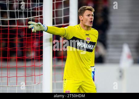 Stuttgart, Deutschland. 31. Oktober 2023. Fußball: DFB Cup, VfB Stuttgart - 1. FC Union Berlin, 2. Runde, MHPArena. Stuttgarter Torhüter Alexander Nübel Gesten. Hinweis: Tom Weller/dpa – WICHTIGER HINWEIS: gemäß den Vorgaben der DFL Deutsche Fußball Liga und des DFB Deutscher Fußball-Bund ist es verboten, im Stadion und/oder des Spiels aufgenommene Fotografien in Form von Sequenzbildern und/oder videoähnlichen Fotoserien zu verwenden oder zu verwenden./dpa/Alamy Live News Stockfoto