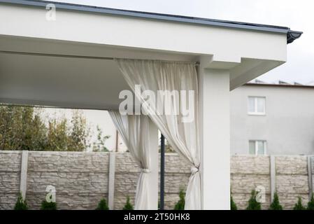 Vorhänge auf der Terrasse im Sommer Stockfoto