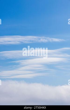 Sanfte gemischte Sommerwolkenlandschaft in der Nähe von Peninver auf der Kintyre Peninsula, Argyll & Bute, Schottland, Großbritannien Stockfoto