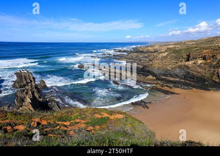 Praia da Barca Grande Strand mit wunderschönen Felsen und Klippen an der Küste von Alentejo, Portugal Stockfoto