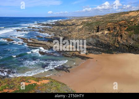 Praia da Barca Grande Strand mit wunderschönen Felsen und Klippen an der Küste von Alentejo, Portugal Stockfoto