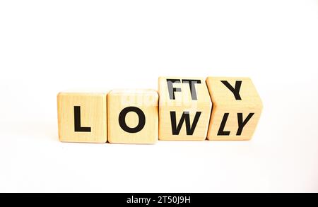 Symbol „hoch“ oder „niedrig“. Concept Words Lofty niedrig auf Holzblock. Schöner weißer Tisch mit weißem Hintergrund. Geschäftliches oder schwaches Konzept. Kopierbereich. Stockfoto