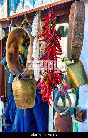 Souvenirs zum Verkauf in Monte Sant'Angelo, Italien Stockfoto