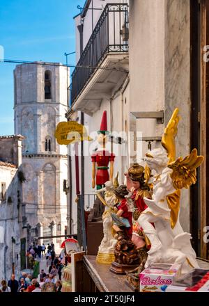 Souvenirs zum Verkauf in Monte Sant'Angelo, Italien Stockfoto