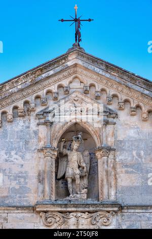 Statue des Heiligen Michael im Heiligtum des Heiligen Erzengels Michael, Monte Sant'Angelo, Italien Stockfoto