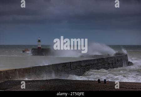 Sturm Ciaran 2023, 2. November 2023. Das Newhaven Rettungsboot navigiert durch die Wellen, während es zum Hafen auf East Sussex UK zurückkehrt, als der Sturm Ciaran Südengland traf. Steven Paston/Alamy Live News Stockfoto