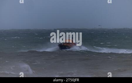 Sturm Ciaran 2023, 2. November 2023. Das Newhaven Rettungsboot navigiert durch die Wellen, während es zum Hafen auf East Sussex UK zurückkehrt, als der Sturm Ciaran Südengland traf. Steven Paston/Alamy Live News Stockfoto