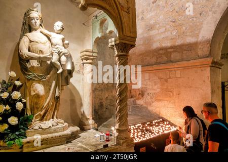 Statue der Madonna mit Kind im Heiligtum des Heiligen Erzengels Michael, Monte Sant'Angelo, Italien Stockfoto