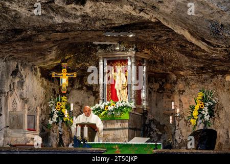 Messe in der Grotte des Heiligtums des Heiligen Erzengels Michael, Monte Sant'Angelo, Italien Stockfoto