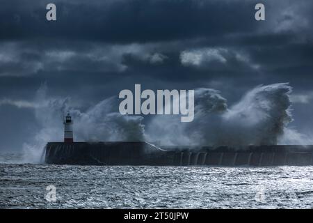 Sturm Ciaran 2023, 2. November 2023. Wellen stürzen über dem Newhaven Lighthouse und der Hafenmauer in Newhaven auf East Sussex UK, als Storm Ciaran Südengland traf. Steven Paston/Alamy Live News Stockfoto