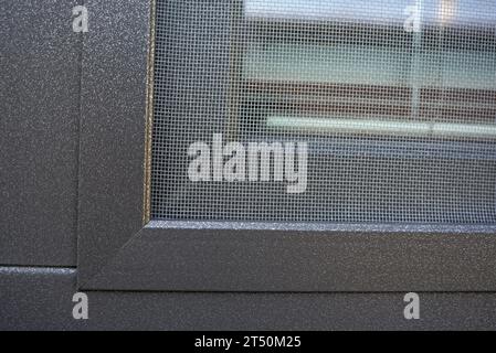 Detail auf dem Moskitonetz an einem Plastikfenster Stockfoto