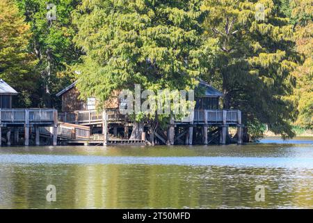 LAKE FAUSSE POINTE STATE PARK, LA, USA - 25. OKTOBER 2023: Rückansicht der rustikalen Hütte am Lake Fausse Pointe, Louisiana, USA Stockfoto