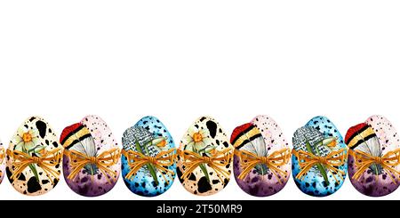 Nahtlose Aquarellgrenze mit bunten Eiern mit Blumen Narzissen, Weidenzweigen, Feder, Band, Schleife für Ostern auf weißem Hintergrund. Osterl Stockfoto