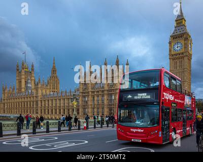London Big Ben und die Houses of Parliament mit einem roten Tourbus über die Westminster Bridge. London Palace of Westminster. London Big Ben. Londoner Legende. Stockfoto