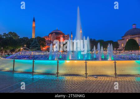 Foto der beleuchteten Hagia Sophia in Istanbul mit Springbrunnen im Vordergrund, aufgenommen in der Abenddämmerung im Mai 2014 Stockfoto
