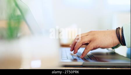 Hände, Tippen und Mann mit Remote-Arbeit auf Laptop, Schreibtisch und Nahaufnahme am Arbeitsplatz zu Hause. Computer, Tastatur und Person, die SEO, Copywriting oder schreibt Stockfoto