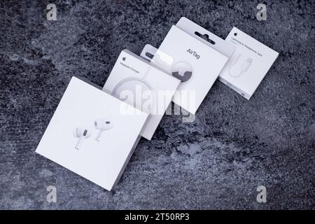 Jurmala, Lettland - 21 09 2023: Vier weiße Boxen von verschiedenen Apple-Geräten auf dem Tisch stehen bereit zum Auspacken - AirPods pro 2, MagSafe Charger Stockfoto