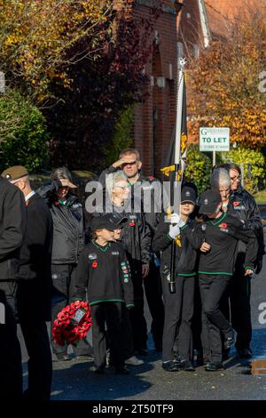 An einem sonnigen Erinnerungssonntag im ländlichen Suffolk versammeln sich die Sankt-John-Ambulanz-Ersthelfer mit Flagge und Kranz zu einer Parade Stockfoto