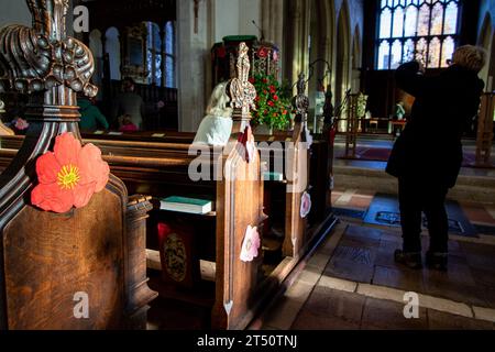 Die Bänke in der St. Michael's Kirche in Framlingham Suffolk sind mit handgefertigten Papiermohn verziert. Stockfoto