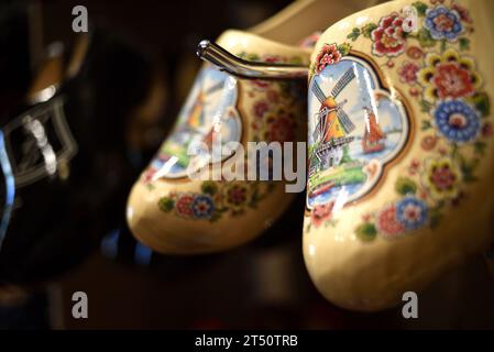 Eine Nahaufnahme eines traditionellen niederländischen Holzclogs mit komplizierten Details Stockfoto