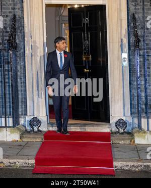 UK. November 2023. Der britische Premierminister Rishi Sunak wartet auf US-Vizepräsidentin Kemala Harris an der Tür der Downing Street 10. US-Vizepräsidentin Kamala Harris und Premierminister Rishi Sunak trafen sich in der Downing Street, Vizepräsident Harris besucht Großbritannien, um eine wichtige politische Rede über künstliche Intelligenz (KI) zu halten und am KI-Sicherheitsgipfel 2023 teilzunehmen. (Foto: Ian Davidson/SOPA Images/SIPA USA) Credit: SIPA USA/Alamy Live News Stockfoto