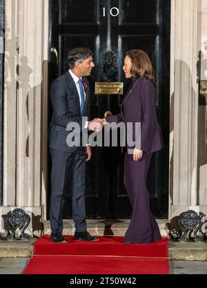 UK. November 2023. Rishi Sunak, Premierminister des Vereinigten Königreichs, schüttelt Kamala Harris, Vizepräsident der USA, die Hand an der Tür der Downing Street 10. US-Vizepräsidentin Kamala Harris und Premierminister Rishi Sunak trafen sich in der Downing Street, Vizepräsident Harris besucht Großbritannien, um eine wichtige politische Rede über künstliche Intelligenz (KI) zu halten und am KI-Sicherheitsgipfel 2023 teilzunehmen. (Foto: Ian Davidson/SOPA Images/SIPA USA) Credit: SIPA USA/Alamy Live News Stockfoto