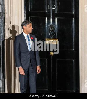 UK. November 2023. Der britische Premierminister Rishi Sunak wartet auf US-Vizepräsidentin Kemala Harris an der Tür der Downing Street 10. US-Vizepräsidentin Kamala Harris und Premierminister Rishi Sunak trafen sich in der Downing Street, Vizepräsident Harris besucht Großbritannien, um eine wichtige politische Rede über künstliche Intelligenz (KI) zu halten und am KI-Sicherheitsgipfel 2023 teilzunehmen. (Foto: Ian Davidson/SOPA Images/SIPA USA) Credit: SIPA USA/Alamy Live News Stockfoto