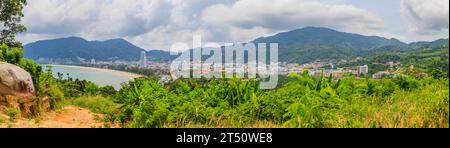 Panoramablick auf die Bucht von Patong mit Patong Beach, aufgenommen tagsüber bei bewölktem Himmel in Thailand im November 2013 Stockfoto