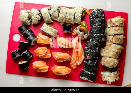 Blick von oben auf verschiedene Sushi-Brötchen. Stockfoto