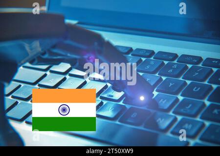 Roboterhand-Tippen auf einer Tastatur mit der indischen Flagge. Zukunftskonzept und KI in Indien. Stockfoto