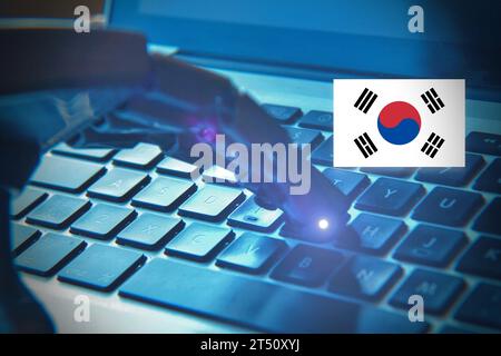 Robotic Hand Tippen auf einer Tastatur und Korean Flag, Konzept der Zukunft und KI in Korea. Stockfoto