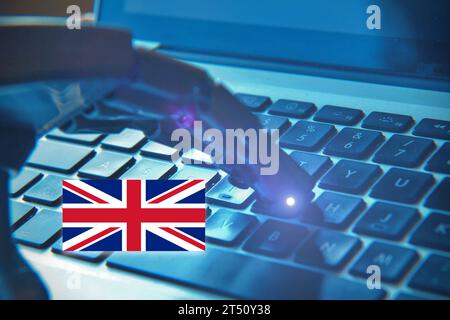 Roboterhandeingabe auf einer Tastatur mit der englischen Flagge. Zukunftskonzept und KI in Grossbritannien. Stockfoto