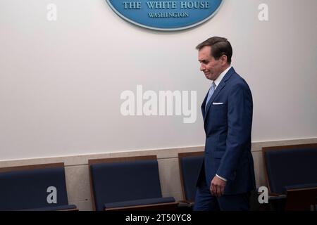 Washington, Usa. November 2023. NSC-Koordinator für strategische Kommunikation John Kirby kommt am Donnerstag, den 2. November 2023, zum täglichen Briefing im Weißen Haus in Washington, DC. Credit: Chris Kleponis/Pool via CNP Credit: Abaca Press/Alamy Live News Stockfoto