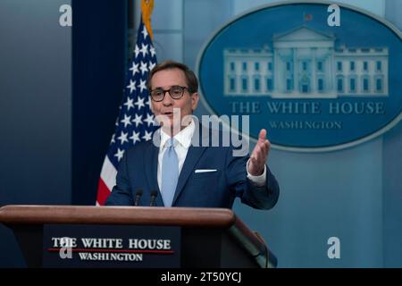 Washington, Usa. November 2023. NSC-Koordinator für strategische Kommunikation John Kirby nimmt am Donnerstag, den 2. November 2023, am Daily Briefing im Weißen Haus in Washington, DC Teil. Credit: Chris Kleponis/Pool via CNP Credit: Abaca Press/Alamy Live News Stockfoto