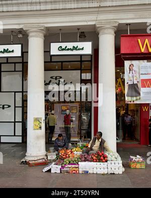 Marketer auf dem Connaught Place in Delhi Stockfoto